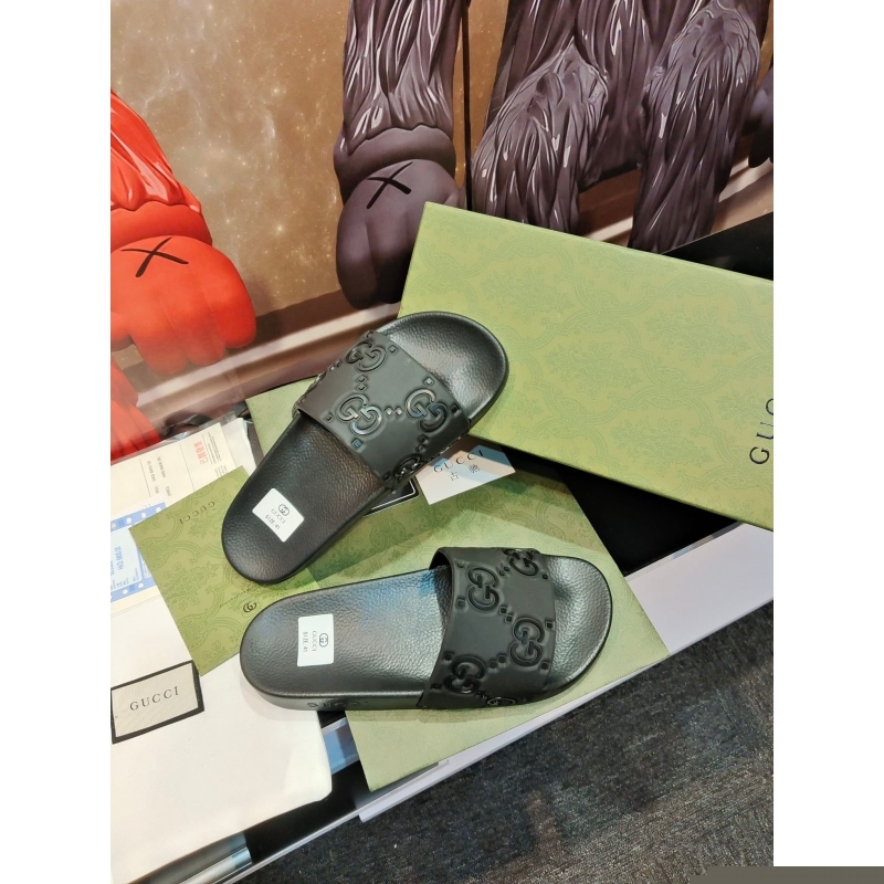 G*u*i slippers